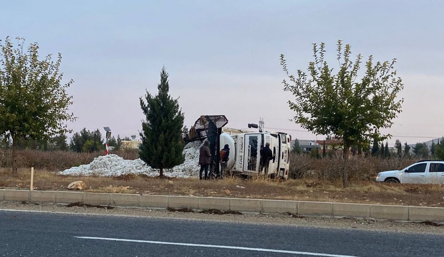 Bozova'da pamuk yüklü kamyon devrildi