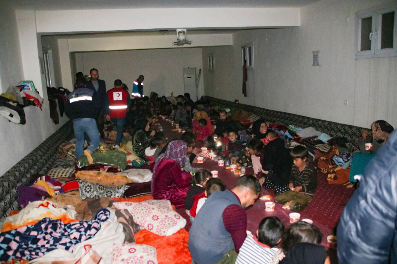 Akçakale Belediyesinden sağanak mağdurlarına yardım eli