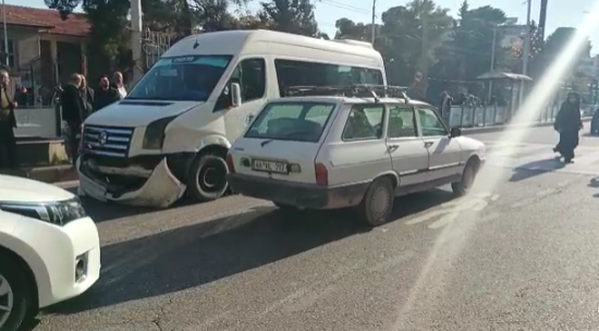 Aracına silahla ateş açılan şoför ters yönde otomobile çarptı