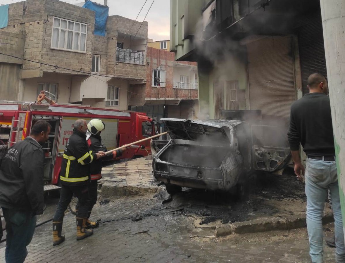 Haliliye’de park halindeki araçtaki yangını itfaiye söndürdü