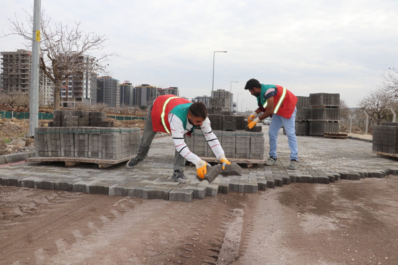 Karaköprü’de yeni yollar kilitli parkeyle döşeniyor