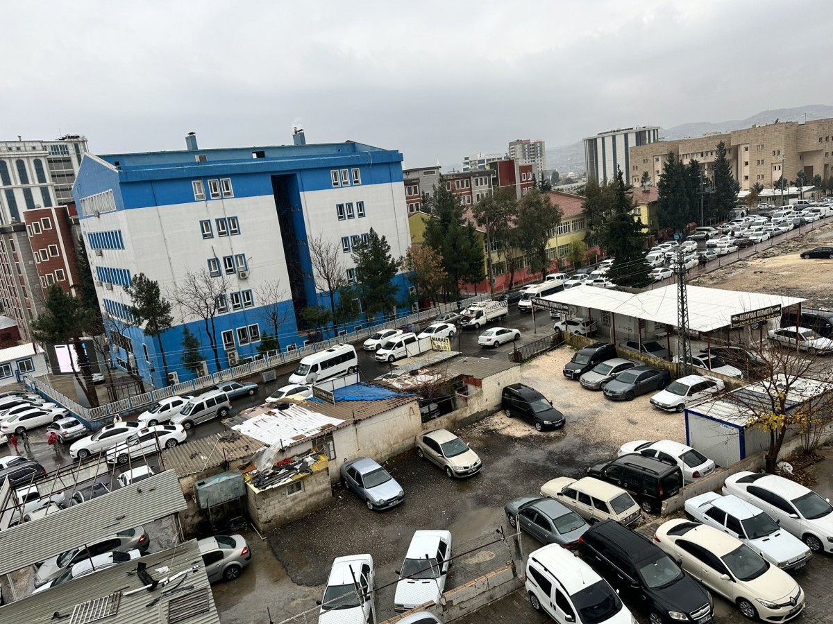 O bölgedeki otopark yetersizliği öğrencileri mağdur ediyor