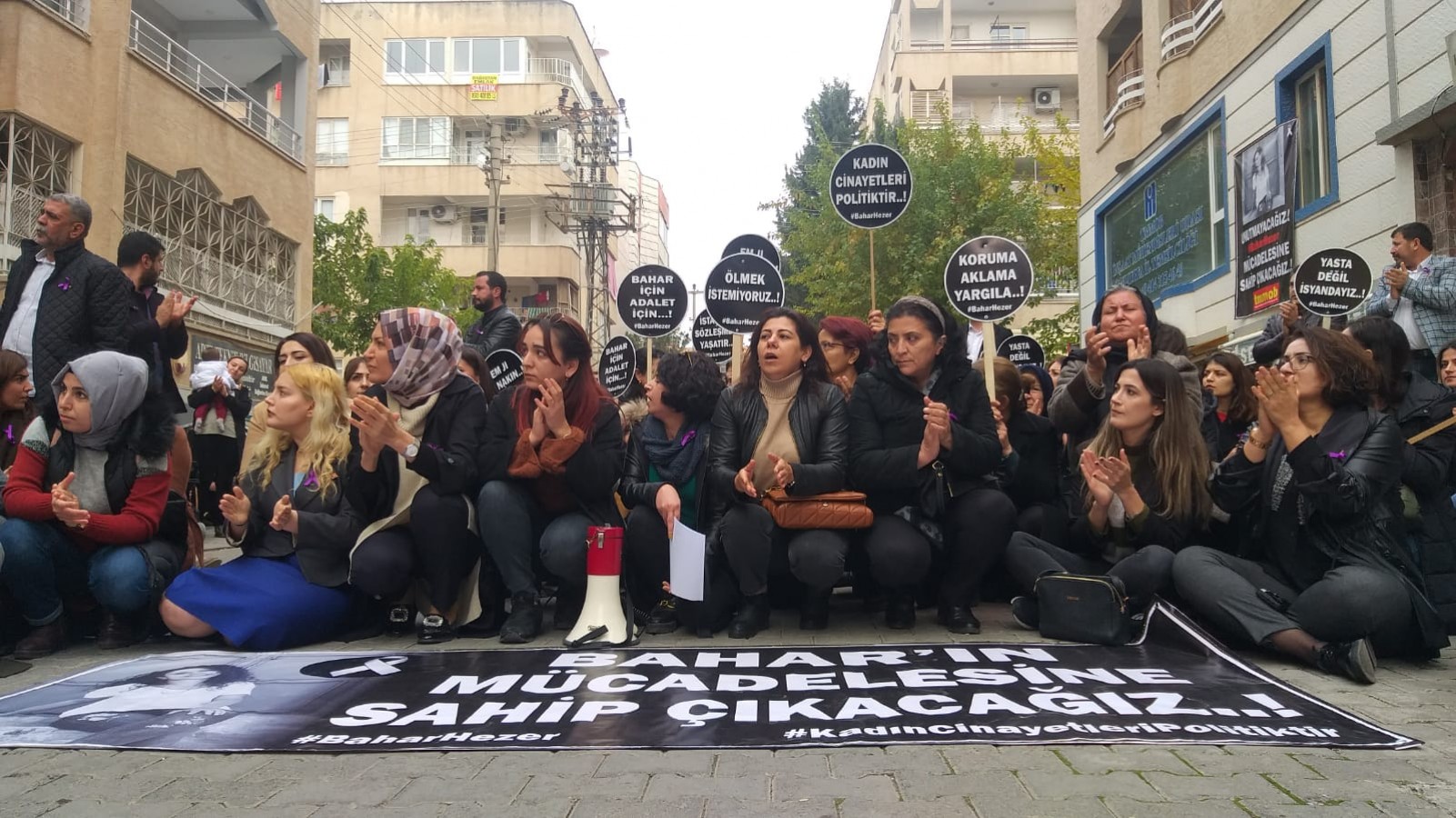 Şanlıurfa'da kardeşi tarafından öldürülen Bahar için oturma eylemi yaptılar