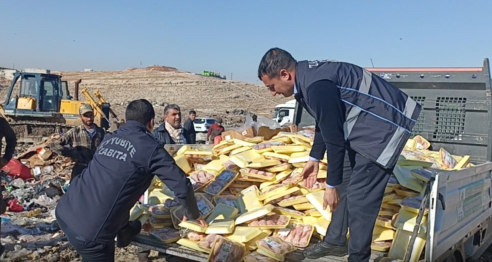 Şanlıurfa’da tarihi geçmiş tavuk ürünleri imha edildi