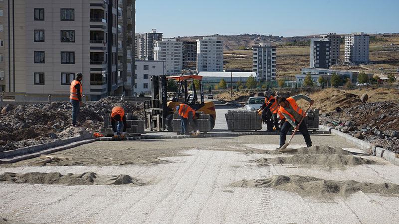 Karaköprü'de yeni yollar kilitli parkeyle döşeniyor