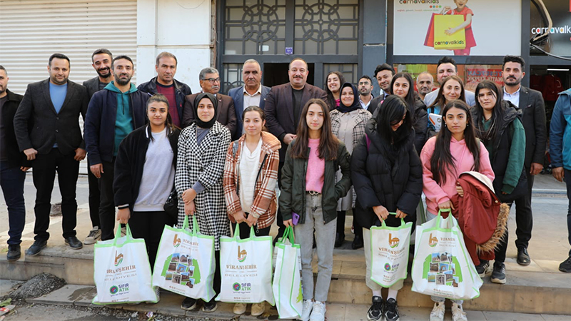 Viranşehir Belediyesinden Aile Destek Merkezinde YSK’yse hazırlanan öğrencilere kaynak kitap seti desteği